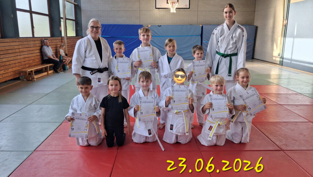 Judo-Kindergruppe des BSV nach erfolgreicher Graduierung zum 8. Kyu, gemeinsam in der Trainingshalle.